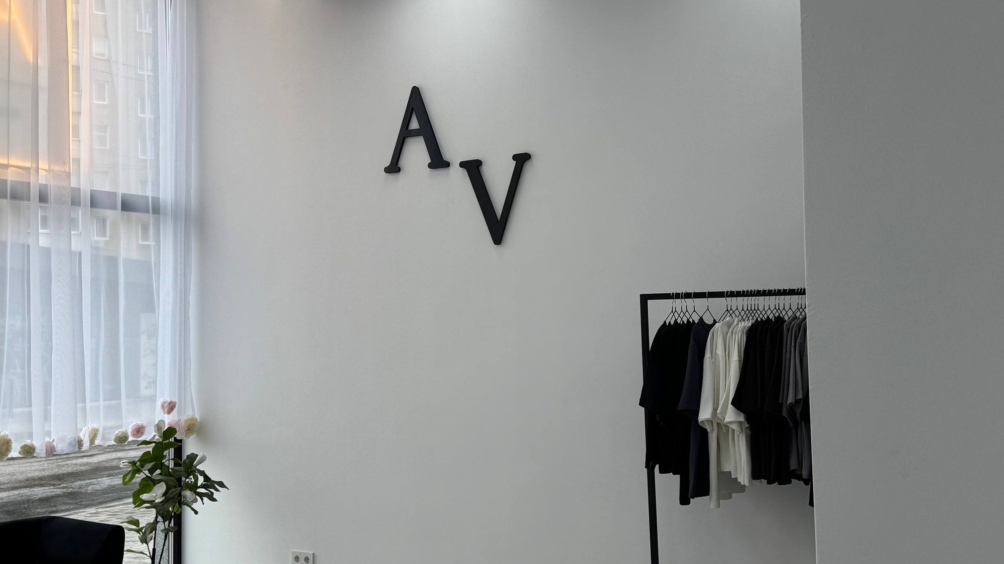 AV by Vilchinska — шоурум, лого на стіні